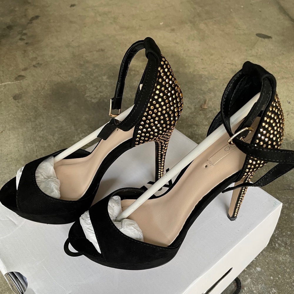 Women’s black heels